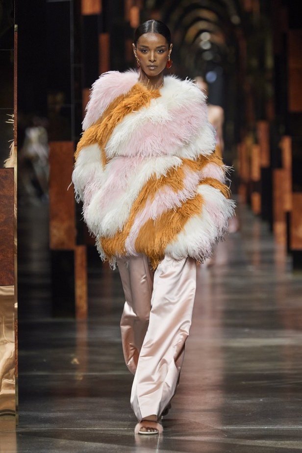 عرض أزياء Fendi لربيع وصيف 2022 من أسبوع الموضة في ميلانو