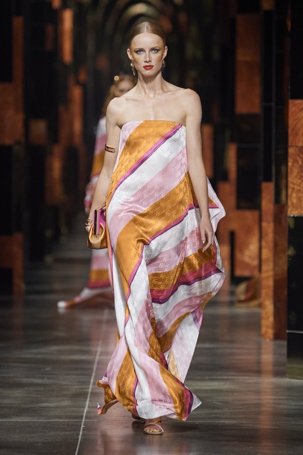 عرض أزياء Fendi لربيع وصيف 2022 من أسبوع الموضة في ميلانو