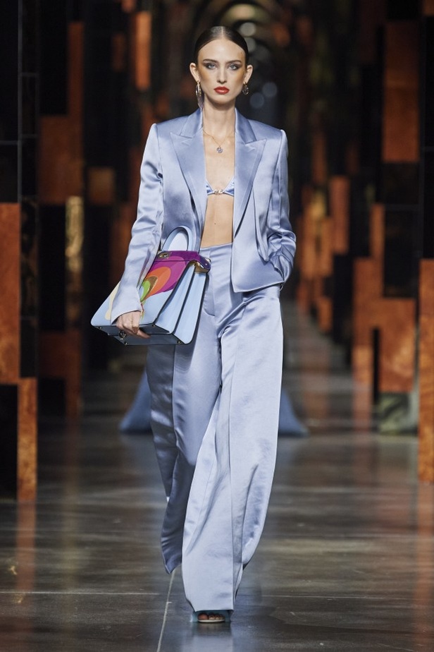 عرض أزياء Fendi لربيع وصيف 2022 من أسبوع الموضة في ميلانو