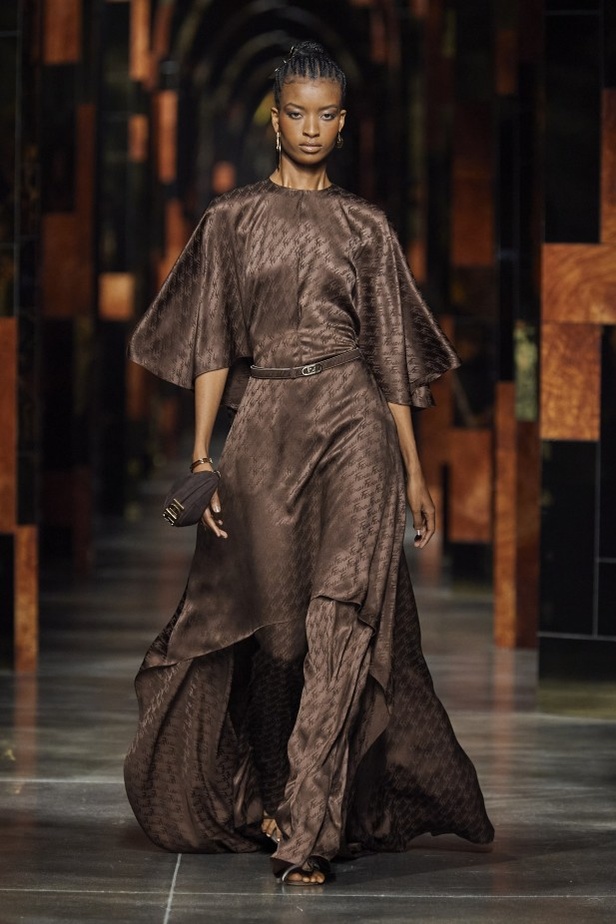 عرض أزياء Fendi لربيع وصيف 2022 من أسبوع الموضة في ميلانو