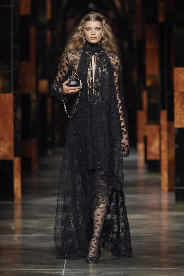 عرض أزياء Fendi لربيع وصيف 2022 من أسبوع الموضة في ميلانو