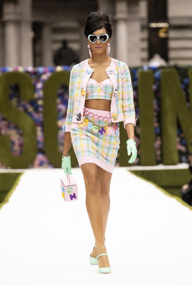 عرض أزياء موسكينو Moschino لربيع وصيف 2022 من أسبوع الموضة في نيويورك