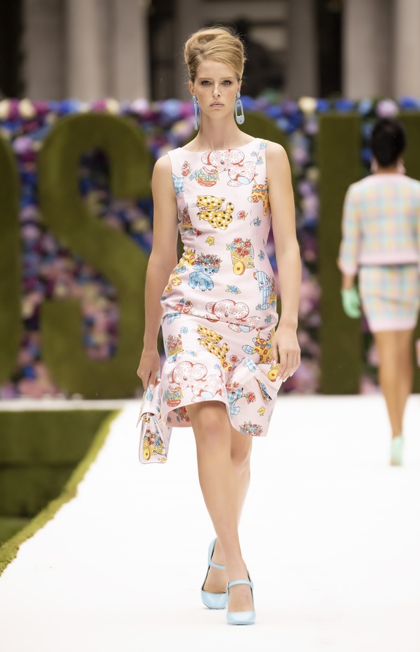 عرض أزياء موسكينو Moschino لربيع وصيف 2022 من أسبوع الموضة في نيويورك