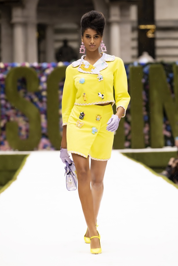 عرض أزياء موسكينو Moschino لربيع وصيف 2022 من أسبوع الموضة في نيويورك