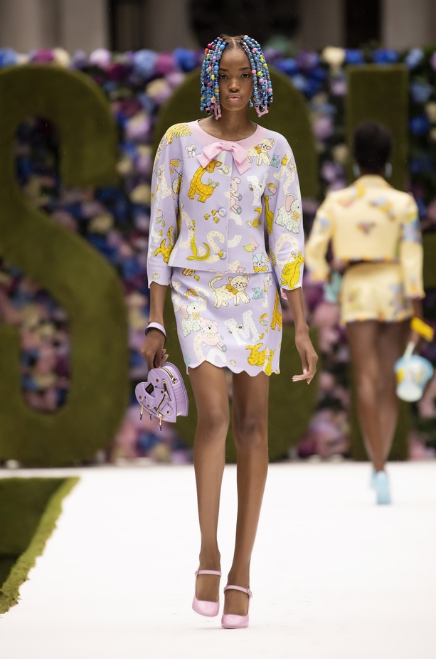 عرض أزياء موسكينو Moschino لربيع وصيف 2022 من أسبوع الموضة في نيويورك