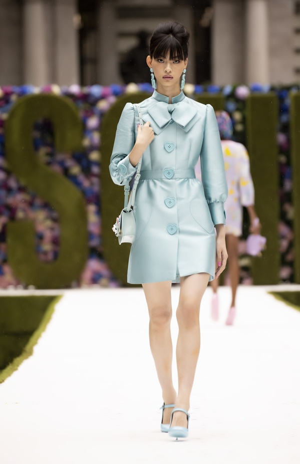 عرض أزياء موسكينو Moschino لربيع وصيف 2022 من أسبوع الموضة في نيويورك