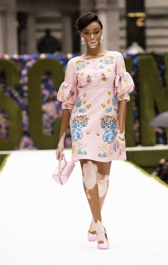 عرض أزياء موسكينو Moschino لربيع وصيف 2022 من أسبوع الموضة في نيويورك