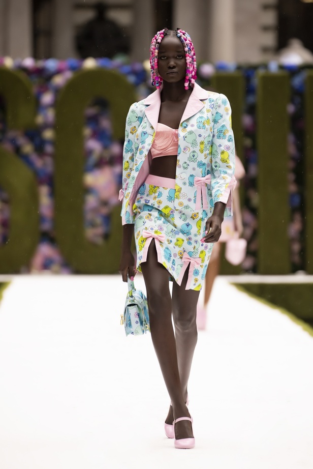 عرض أزياء موسكينو Moschino لربيع وصيف 2022 من أسبوع الموضة في نيويورك