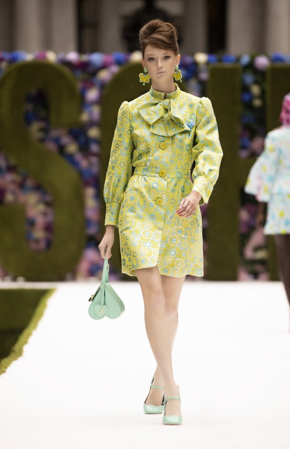 عرض أزياء موسكينو Moschino لربيع وصيف 2022 من أسبوع الموضة في نيويورك