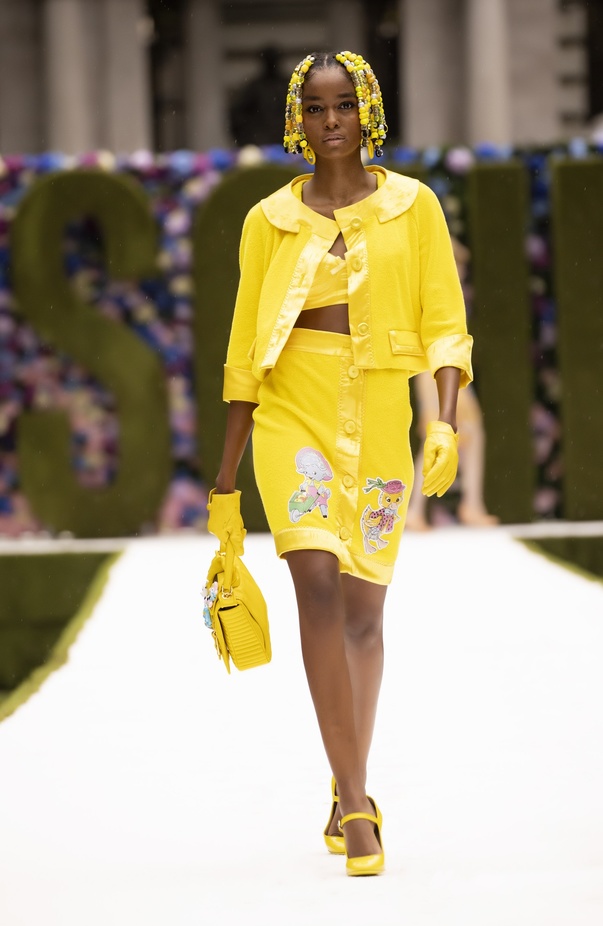 عرض أزياء موسكينو Moschino لربيع وصيف 2022 من أسبوع الموضة في نيويورك