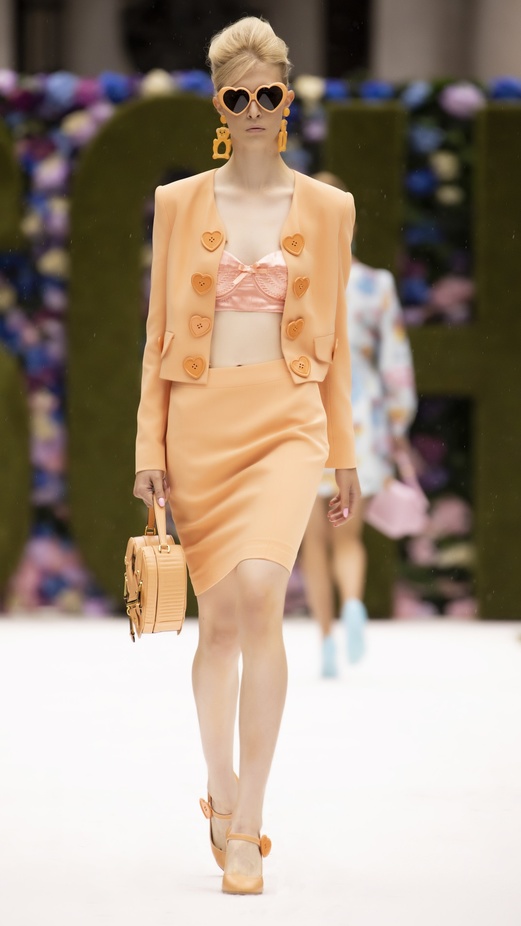 عرض أزياء موسكينو Moschino لربيع وصيف 2022 من أسبوع الموضة في نيويورك