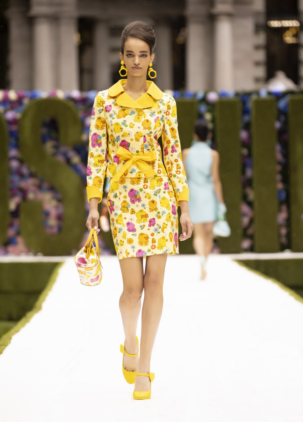 عرض أزياء موسكينو Moschino لربيع وصيف 2022 من أسبوع الموضة في نيويورك