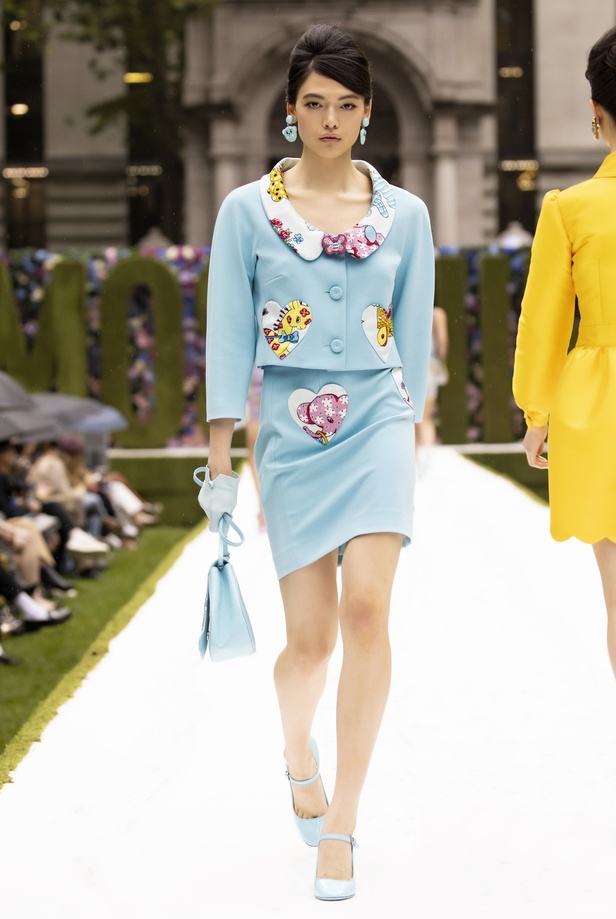 عرض أزياء موسكينو Moschino لربيع وصيف 2022 من أسبوع الموضة في نيويورك