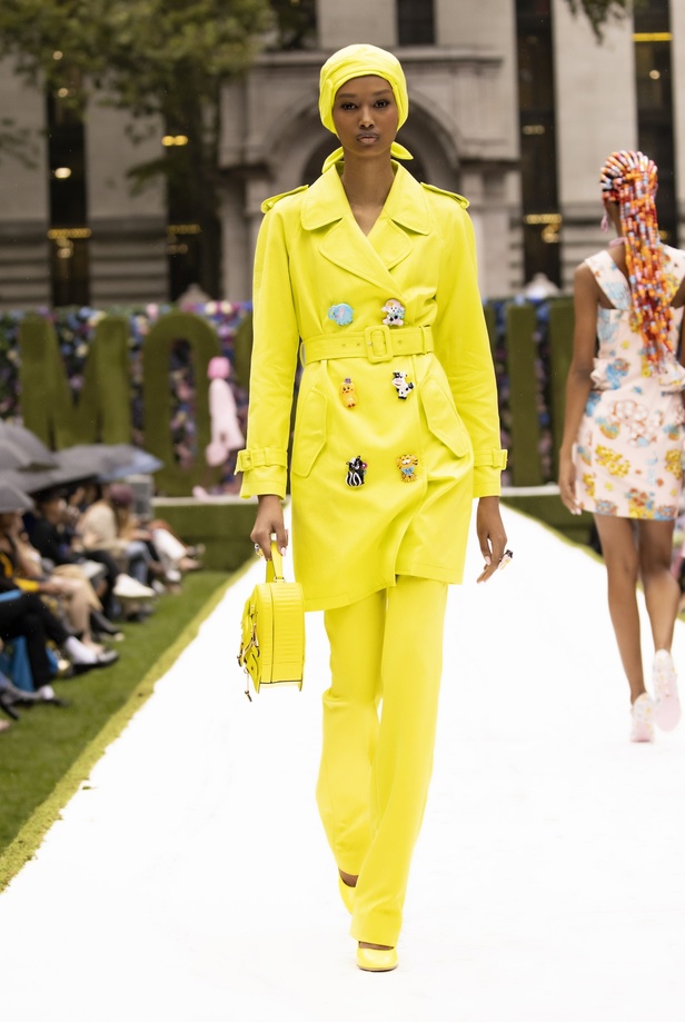 عرض أزياء موسكينو Moschino لربيع وصيف 2022 من أسبوع الموضة في نيويورك