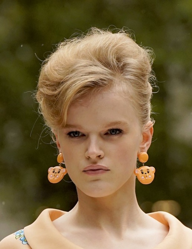 عرض أزياء موسكينو Moschino لربيع وصيف 2022 من أسبوع الموضة في نيويورك