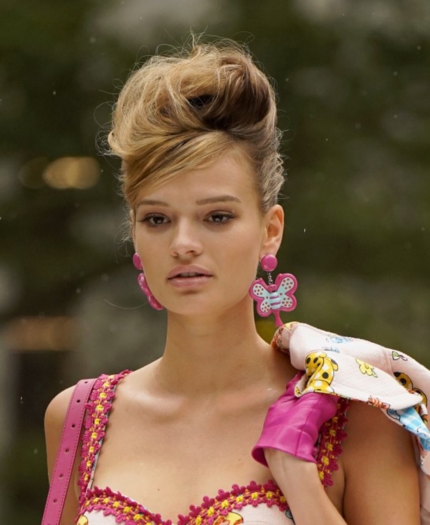 عرض أزياء موسكينو Moschino لربيع وصيف 2022 من أسبوع الموضة في نيويورك