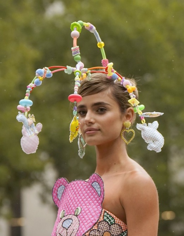 عرض أزياء موسكينو Moschino لربيع وصيف 2022 من أسبوع الموضة في نيويورك