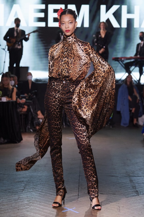 مجموعة Naeem Khan لربيع وصيف 2022 ضمن أسبوع الموضة في نيويورك