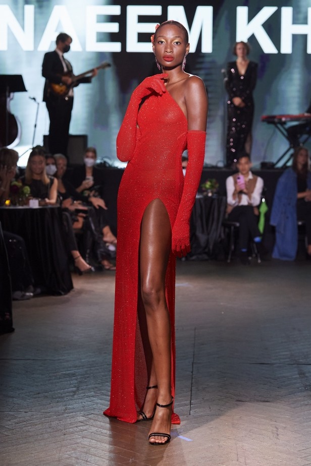 مجموعة Naeem Khan لربيع وصيف 2022 ضمن أسبوع الموضة في نيويورك