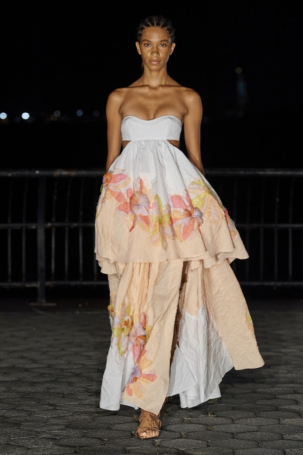 عرض أزياء PRABAL GURUNG لربيع وصيف 2022 من أسبوع الموضة في نيويورك