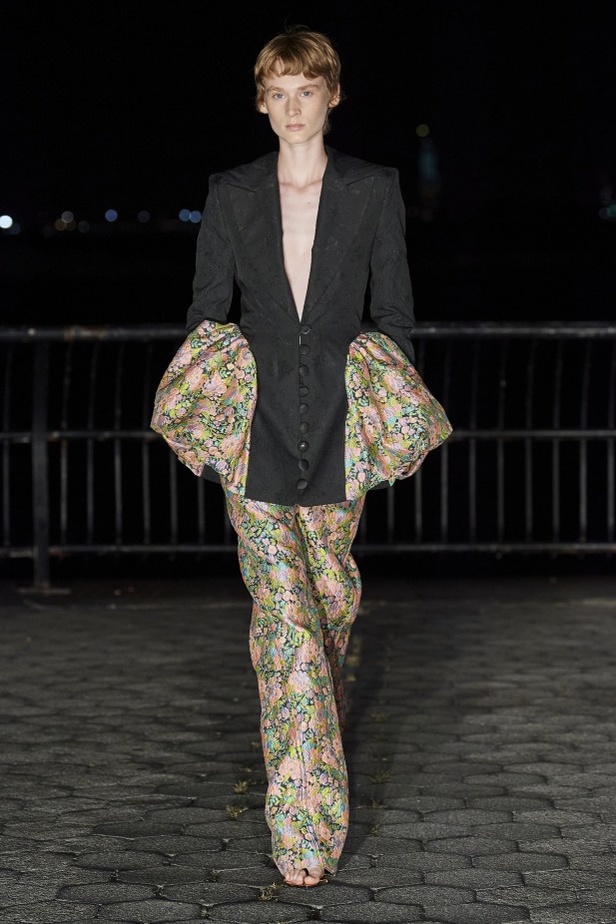 عرض أزياء PRABAL GURUNG لربيع وصيف 2022 من أسبوع الموضة في نيويورك