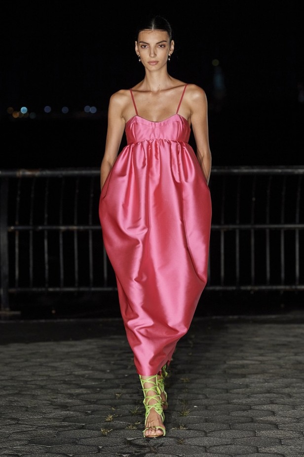 عرض أزياء PRABAL GURUNG لربيع وصيف 2022 من أسبوع الموضة في نيويورك