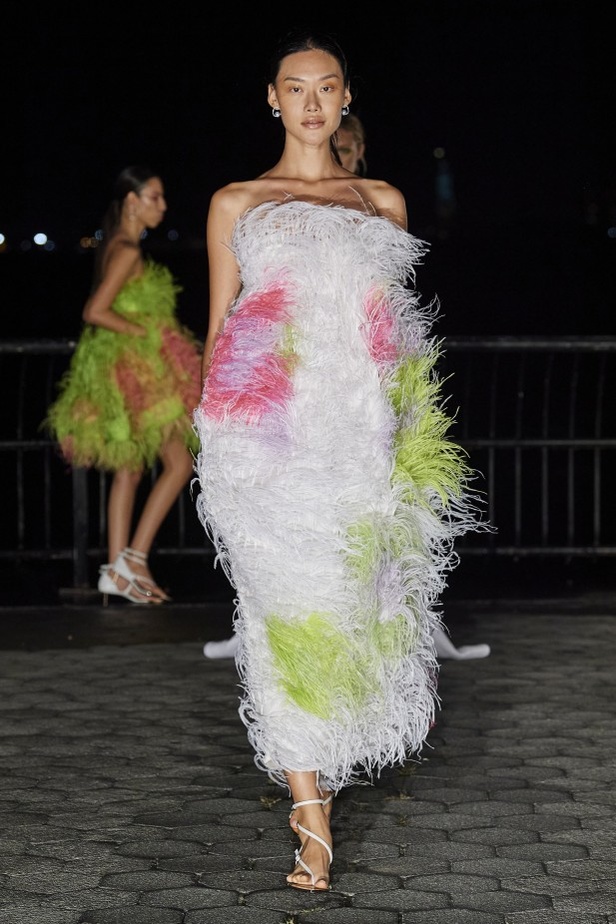 عرض أزياء PRABAL GURUNG لربيع وصيف 2022 من أسبوع الموضة في نيويورك