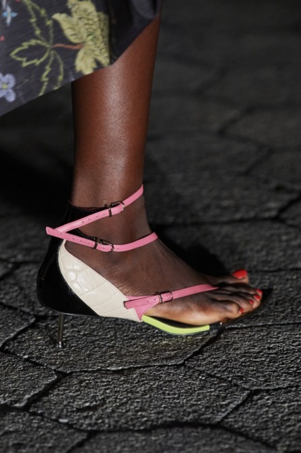 عرض أزياء PRABAL GURUNG لربيع وصيف 2022 من أسبوع الموضة في نيويورك