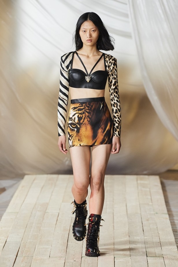 مجموعة ROBERTO CAVALLI لربيع وصيف 2022 من أسبوع الموضة في ميلانو