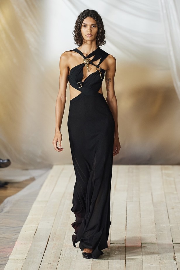 مجموعة ROBERTO CAVALLI لربيع وصيف 2022 من أسبوع الموضة في ميلانو