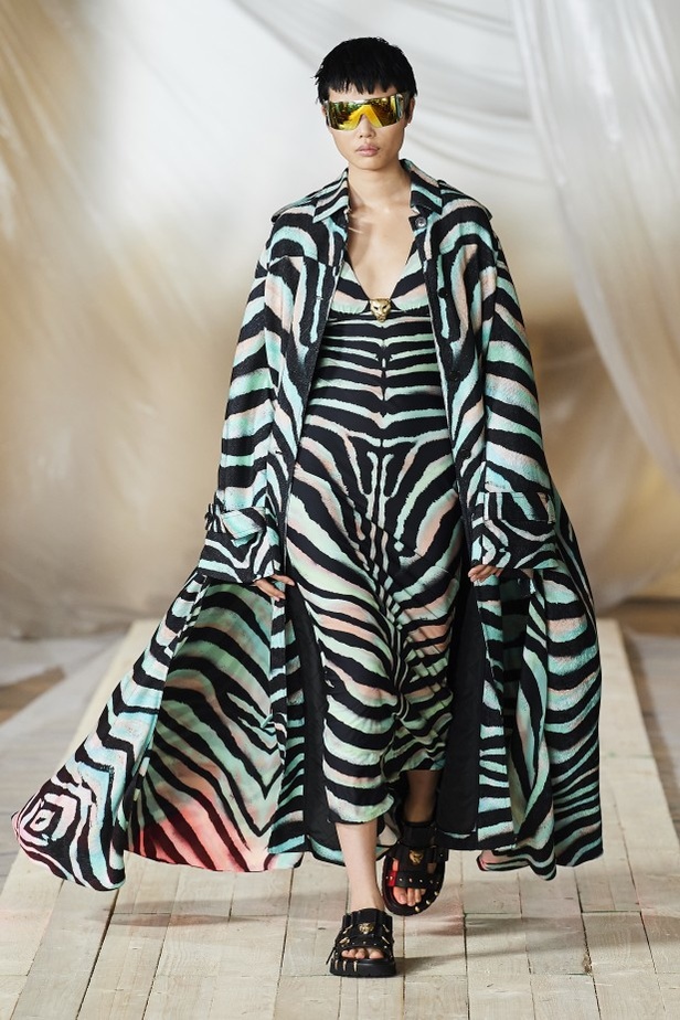 مجموعة ROBERTO CAVALLI لربيع وصيف 2022 من أسبوع الموضة في ميلانو