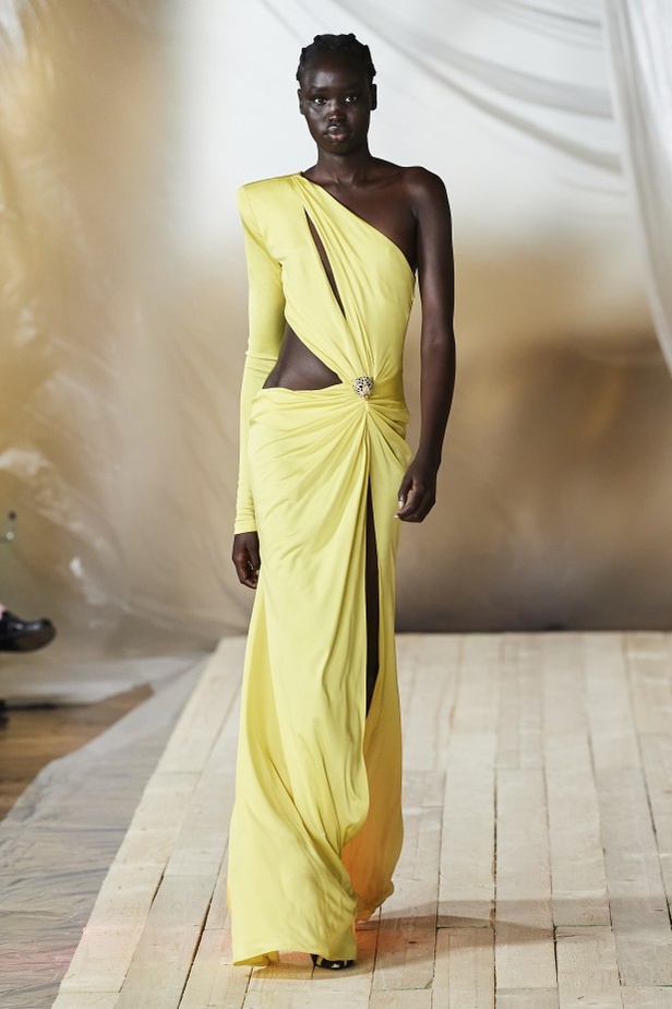 مجموعة ROBERTO CAVALLI لربيع وصيف 2022 من أسبوع الموضة في ميلانو