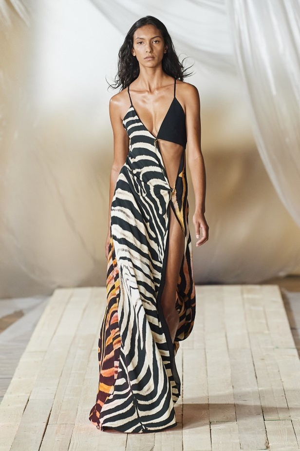 مجموعة ROBERTO CAVALLI لربيع وصيف 2022 من أسبوع الموضة في ميلانو