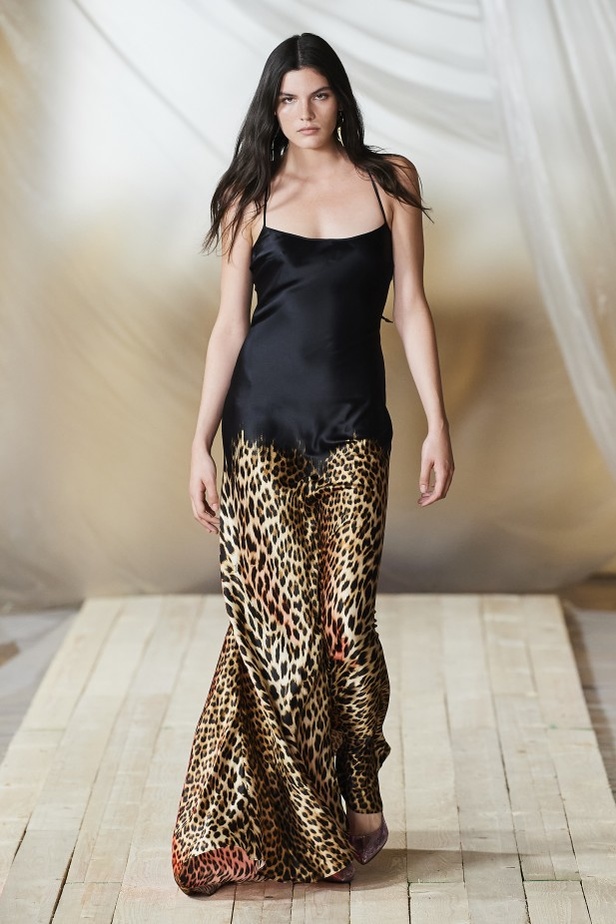 مجموعة ROBERTO CAVALLI لربيع وصيف 2022 من أسبوع الموضة في ميلانو