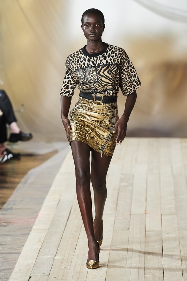 مجموعة ROBERTO CAVALLI لربيع وصيف 2022 من أسبوع الموضة في ميلانو