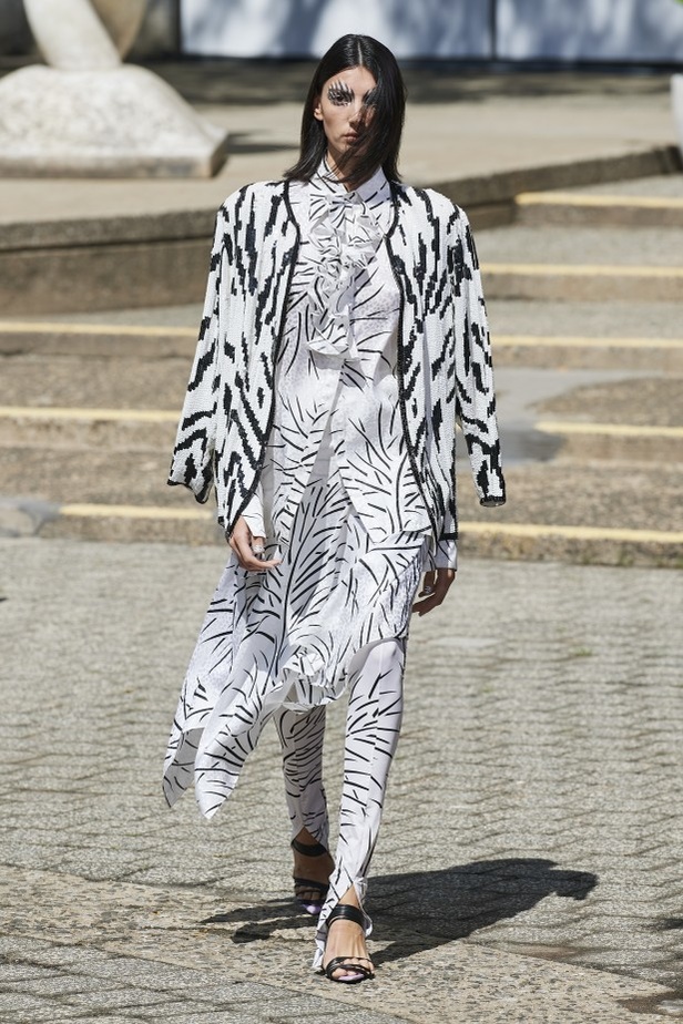 دار Rodarte تجسّد الحرية وروح الغرب في مجموعة ربيع وصيف 2022