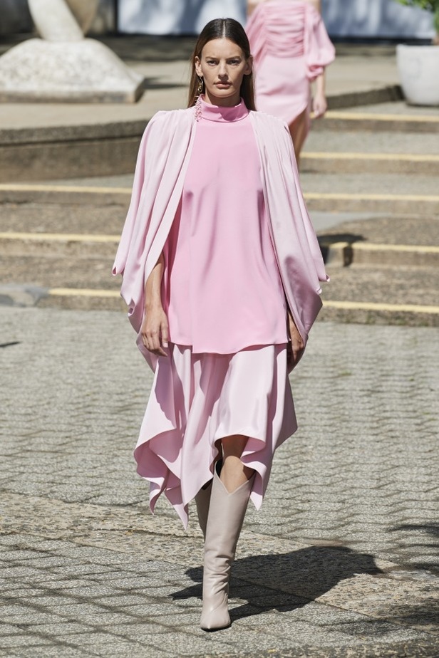 دار Rodarte تجسّد الحرية وروح الغرب في مجموعة ربيع وصيف 2022