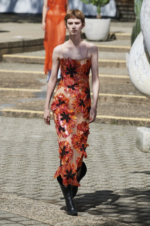 دار Rodarte تجسّد الحرية وروح الغرب في مجموعة ربيع وصيف 2022