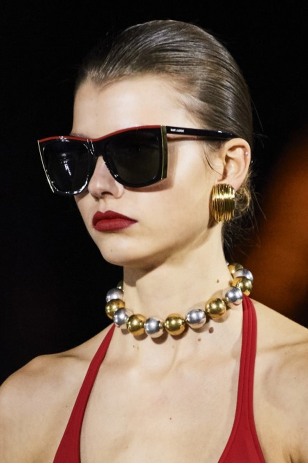 عرض أزياء مجموعة Saint Laurent لربيع وصيف 2022 من أسبوع الموضة في باريس