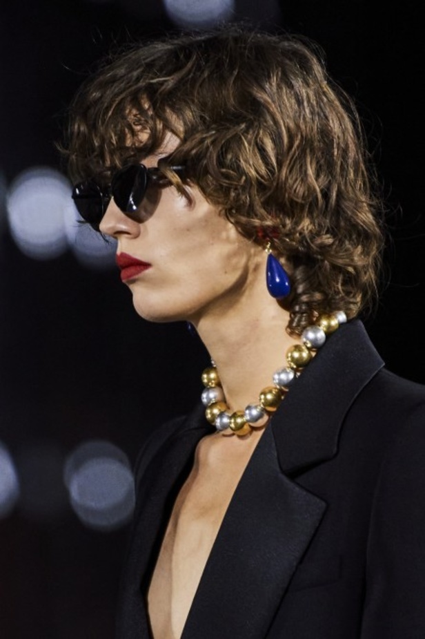 عرض أزياء مجموعة Saint Laurent لربيع وصيف 2022 من أسبوع الموضة في باريس