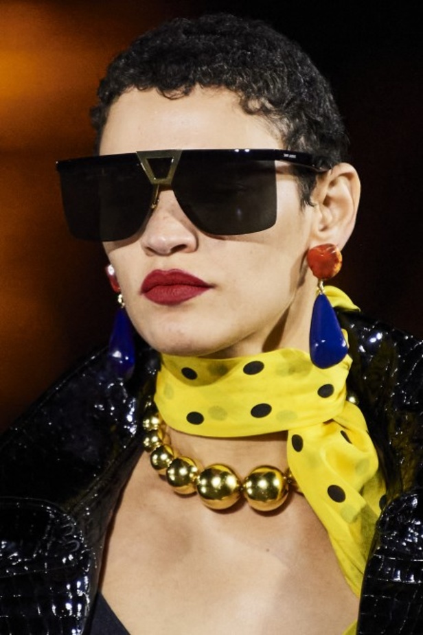 عرض أزياء مجموعة Saint Laurent لربيع وصيف 2022 من أسبوع الموضة في باريس