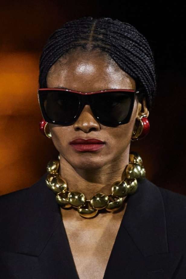 عرض أزياء مجموعة Saint Laurent لربيع وصيف 2022 من أسبوع الموضة في باريس