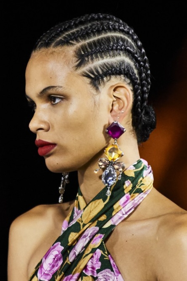 عرض أزياء مجموعة Saint Laurent لربيع وصيف 2022 من أسبوع الموضة في باريس