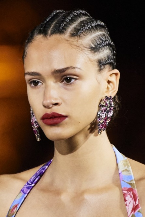 عرض أزياء مجموعة Saint Laurent لربيع وصيف 2022 من أسبوع الموضة في باريس