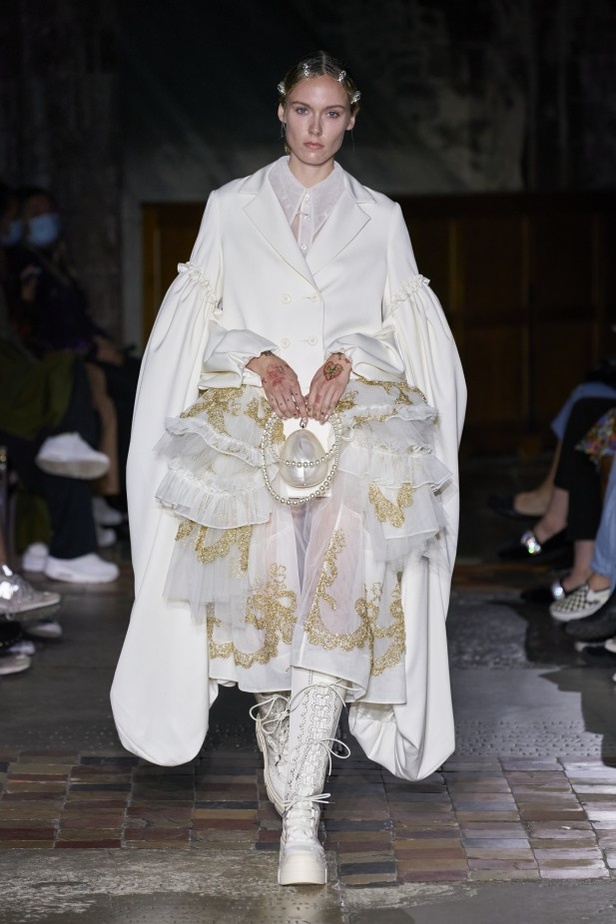 مجموعة Simone Rocha لربيع وصيف 2022 ضمن أسبوع الموضة في لندن