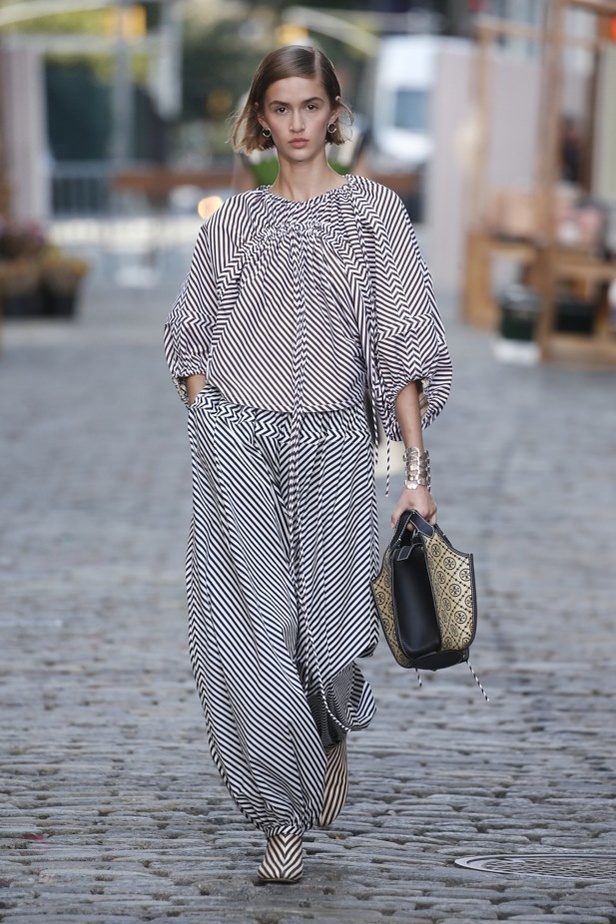 مجموعة توري بورتش لموسم ربيع وصيف 2022