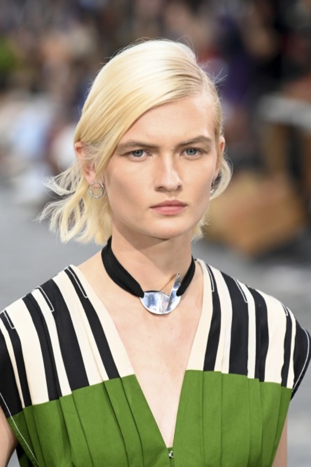 عرض أزياء توري بورتش لموسم ربيع وصيف 2022