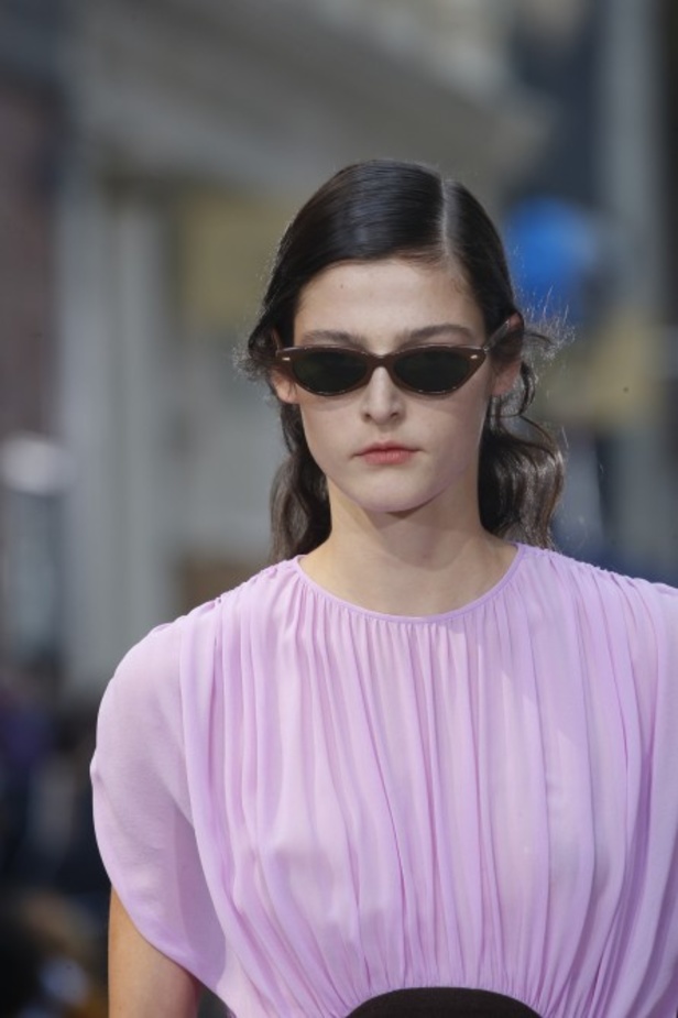 عرض أزياء توري بورتش لموسم ربيع وصيف 2022