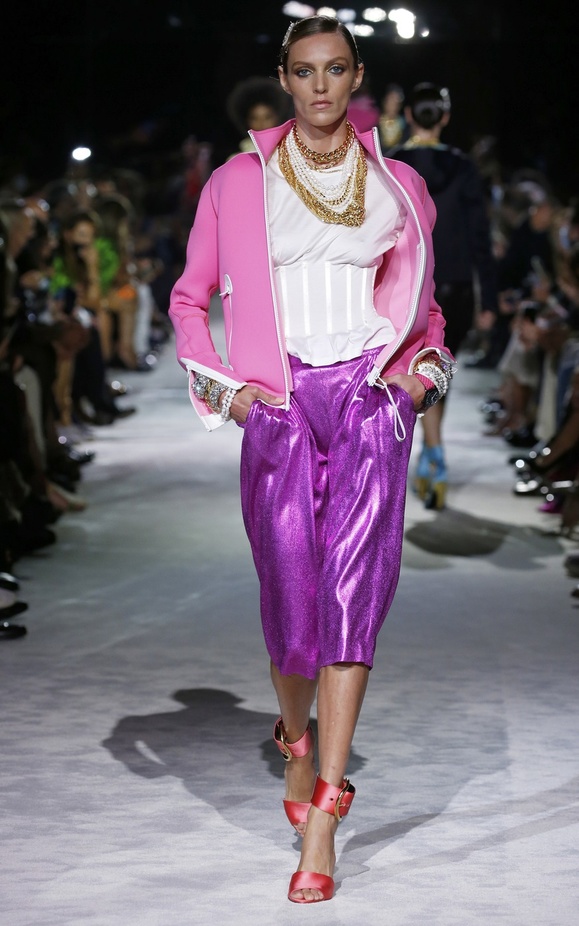 عرض أزياء Tom Ford لربيع وصيف 2022 من أسبوع الموضة في نيويورك