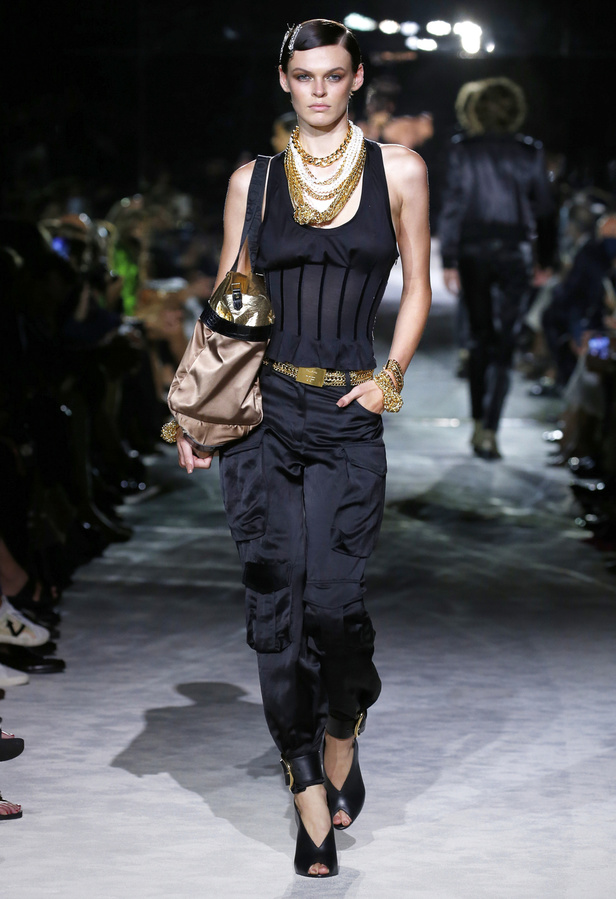 عرض أزياء Tom Ford لربيع وصيف 2022 من أسبوع الموضة في نيويورك